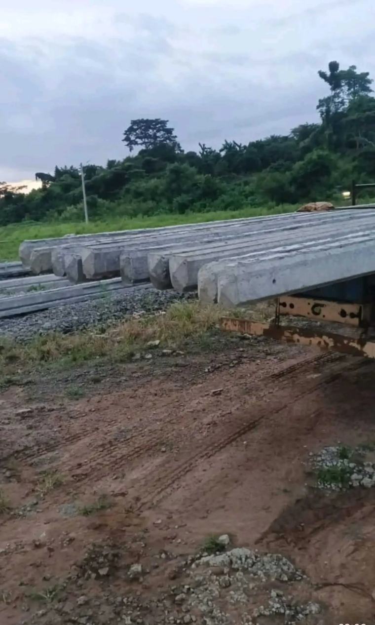 Toulepleu : Un jeune entrepreneur offre 30 poteaux en béton pour renforcer l’éclairage public